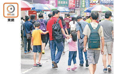 有智庫研究結果顯示，六成六受訪者指香港非讓小孩成長理想地方。（高嘉業攝）