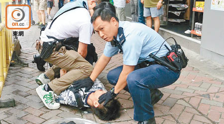 警員將自殘男子按地制服。（梁永雄攝）