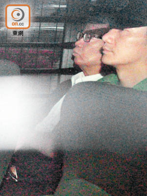 劉夢熊（左）昨申請保釋失敗後，隨即由囚車押回獄中繼續服刑。