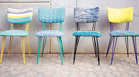 有設計師將膠袋升級再造，以埃及傳統工具織成布，再改造成椅子。（互聯網圖片）