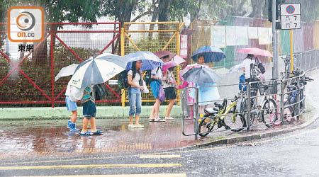 教育局上月中拖延十分鐘才宣布停課，累及大批學童冒着暴雨上學。（資料圖片）