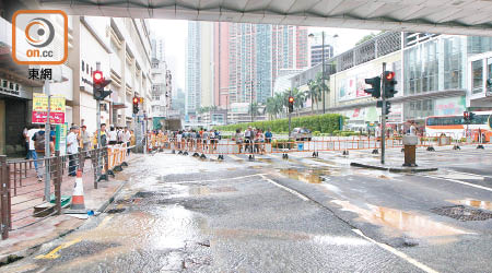 大量鹹水湧出路面，水務署派員緊急搶修。（冼耀華攝）