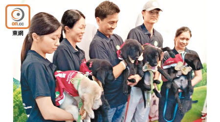 寄養家庭成員抱着導盲幼犬一齊亮相。（林嘉成攝）