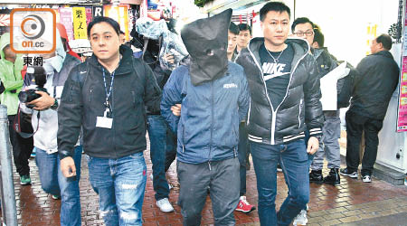 警方曾搗破以書店掩飾的抹黑街招印刷工場，拘捕上海仔旗下骨幹成員。