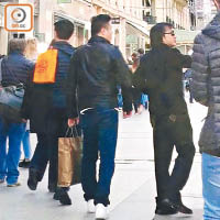 上海仔（右）持英國護照在各國流竄，今年四月曾到法國巴黎，在六名門生保護下與女友購物。