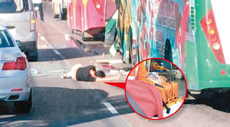 被拋出廠巴的男乘客躺臥車旁，送院後情況危殆。（互聯網圖片）