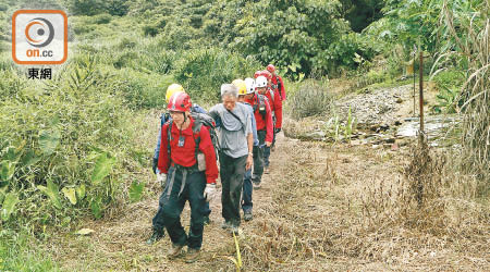 被尋回的老翁由搜救人員陪同下山。（伍啟衛攝）