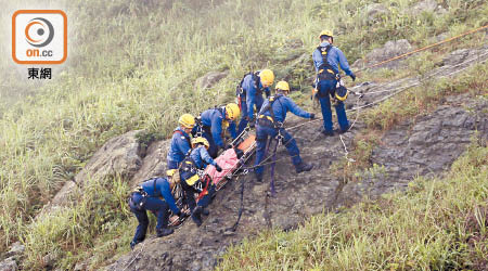 消防員游繩將墮崖女子救起。（梁國雄攝）