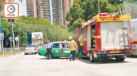 消防車與的士相撞後停於路中。（讀者提供）