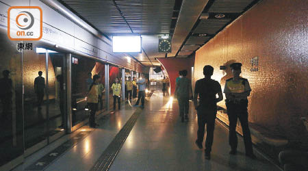 港鐵中環站大停電，疑涉水滴電纜導致跳掣。（資料圖片）