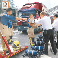 有熱心巿民向消防員送糧水打氣。（趙瑞麟攝）