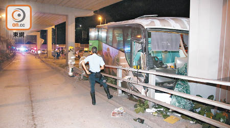 廠巴撼橋躉車頭盡毀。（楊偉嶽攝）