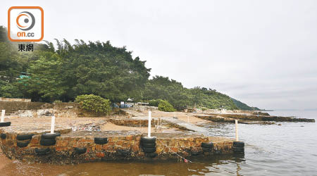 東丫背村的渡頭屬違規建築。