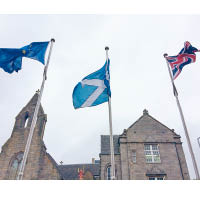 英國面臨分裂危機。圖左起為歐盟旗、蘇格蘭旗及英國國旗。