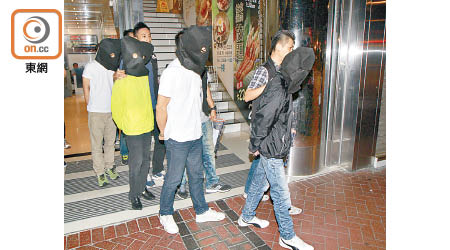 四名涉嫌販毒男子被捕帶走。(楊日權攝)