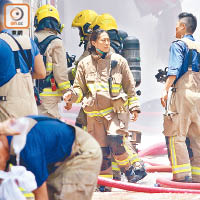 巾幗不讓鬚眉，女消防員（中）參與救火。（張世洋攝）