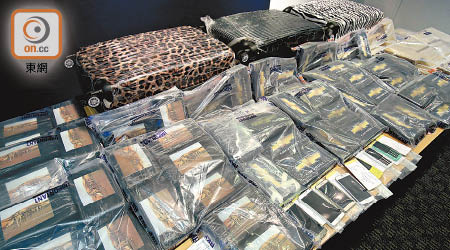 警方展示檢獲的一百廿七公斤懷疑可卡因，另有懷疑冰毒、大麻花和小量懷疑第一部毒藥。（黃仲民攝）