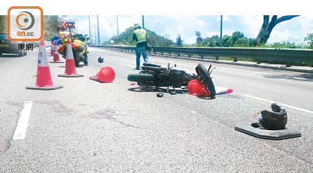 肇事電單車橫亘路中。（吳欽旺攝）