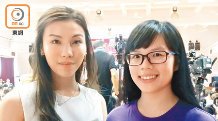 梁嘉怡（右）感激她的贊助人鄧蕙敏（左）捐助。