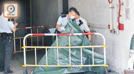 警員用帳篷遮蓋死者遺體。（吳欽旺攝）