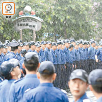 路祭在雨中舉行，百名同袍向許志傑致哀。（黃永健攝）