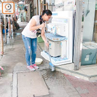 電器店職員清洗地上血漬。（戴展邦攝）