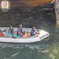 救援人員乘小艇在海中尋找跳海賊人。