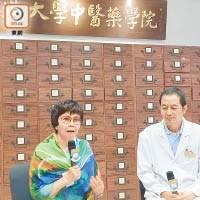 Helen（左）稱接受治療後，哮喘只在舊年發作過一次。右為李磊。