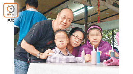 校方安排專家替陳木完（左）的幼女（左二）進行心理輔導。（資料圖片）