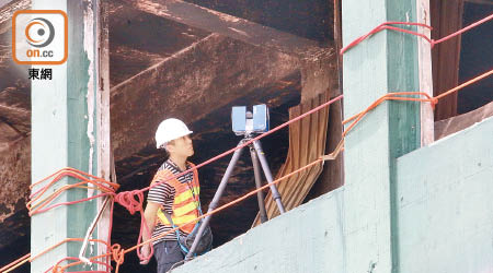 調查人員用3D掃描儀在火場拍攝。（陳浩然攝）