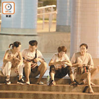 「名牌呃錢黨」在玉蓮臺會合後各自玩手機，之後再往附近商場搵食。