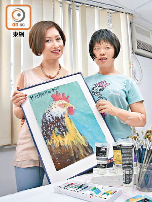 媽媽阮佩玲（左）手持瑤瑤的畫作，笑得比女兒還高興。