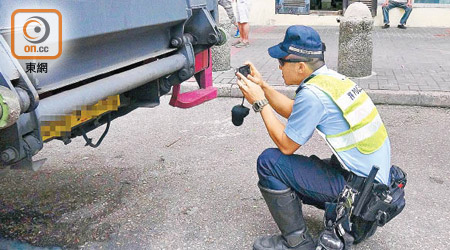 警員拍攝貨車車尾損毀情況搜證。