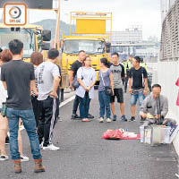 大批親友在車禍現場路祭。（梁卓明攝）