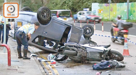 私家車反肚，電單車翻側橫亘馬路，警員在場調查。（林耀康攝）