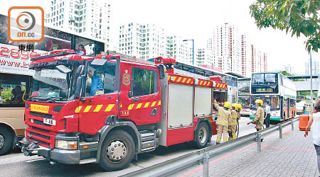 「神之車」出動撲救冒煙巴士。（梁卓明攝）