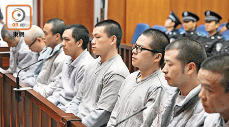 圖為八名被告初審時情況。（資料圖片）