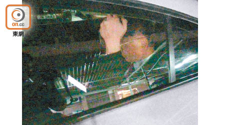 不敢落車<br>劉怡翔昨晚坐車返家時見到有記者守候，躲在車上逾五分鐘才夠膽落車。