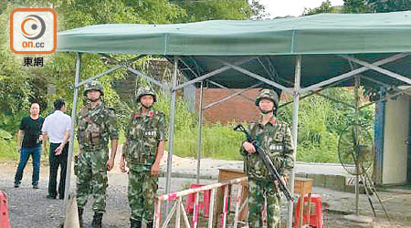 武警邊防隊荷槍實彈，在延邊公路設立哨站檢查。