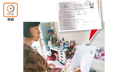 申請人生母何女士展示亡夫徐志洪的小販牌照（小圖）。