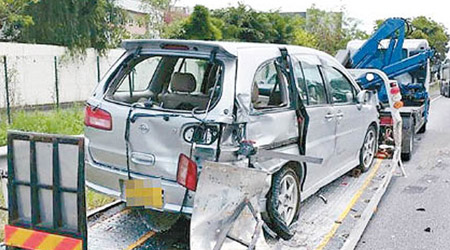 有網民發貼指有拖車疑因路肩過窄而停在行車線上，被車輛撞毀拖架。（互聯網圖片）