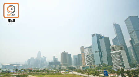 充沛陽光有利光化煙霧現象，本港多區昨午空氣質素差到「爆燈」。（高嘉業攝）