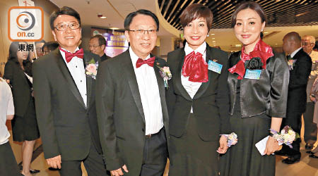 余壽寧（左二）同三位常務副會長魏麗霞（右一）、朱雯迪（右二）及葉偉強（左一）就任商評中心新一屆執委。