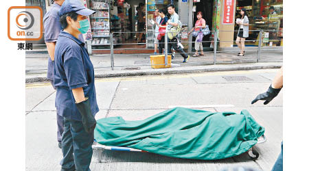 仵工將屍體舁送殮房。