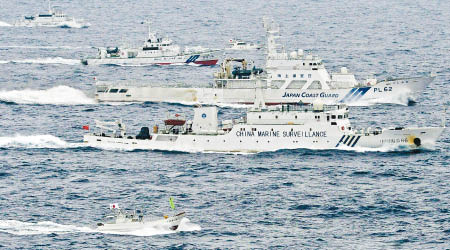 日本<br>日本多艘船艇於一三年在釣魚島附近海域夾擊中國海監船。（資料圖片）