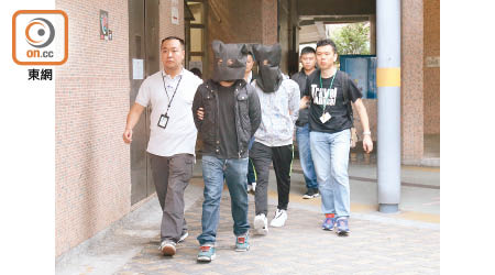 探員在秀茂坪南邨拘捕涉案兄弟。（冼耀華攝）