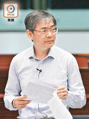 梁家騮與多名泛民議員昨繼續狂點人數。