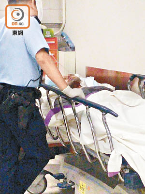 警員到醫院向割頸受傷匈牙利漢了解事件。（馬竟峯攝）