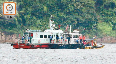 水警及消防輪到場搜索。（王偉安攝）