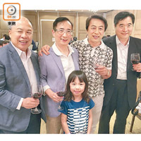 黎天橋（左起）、董中浩、姚本輝同許亮華飲杯，前為董的孫女。
